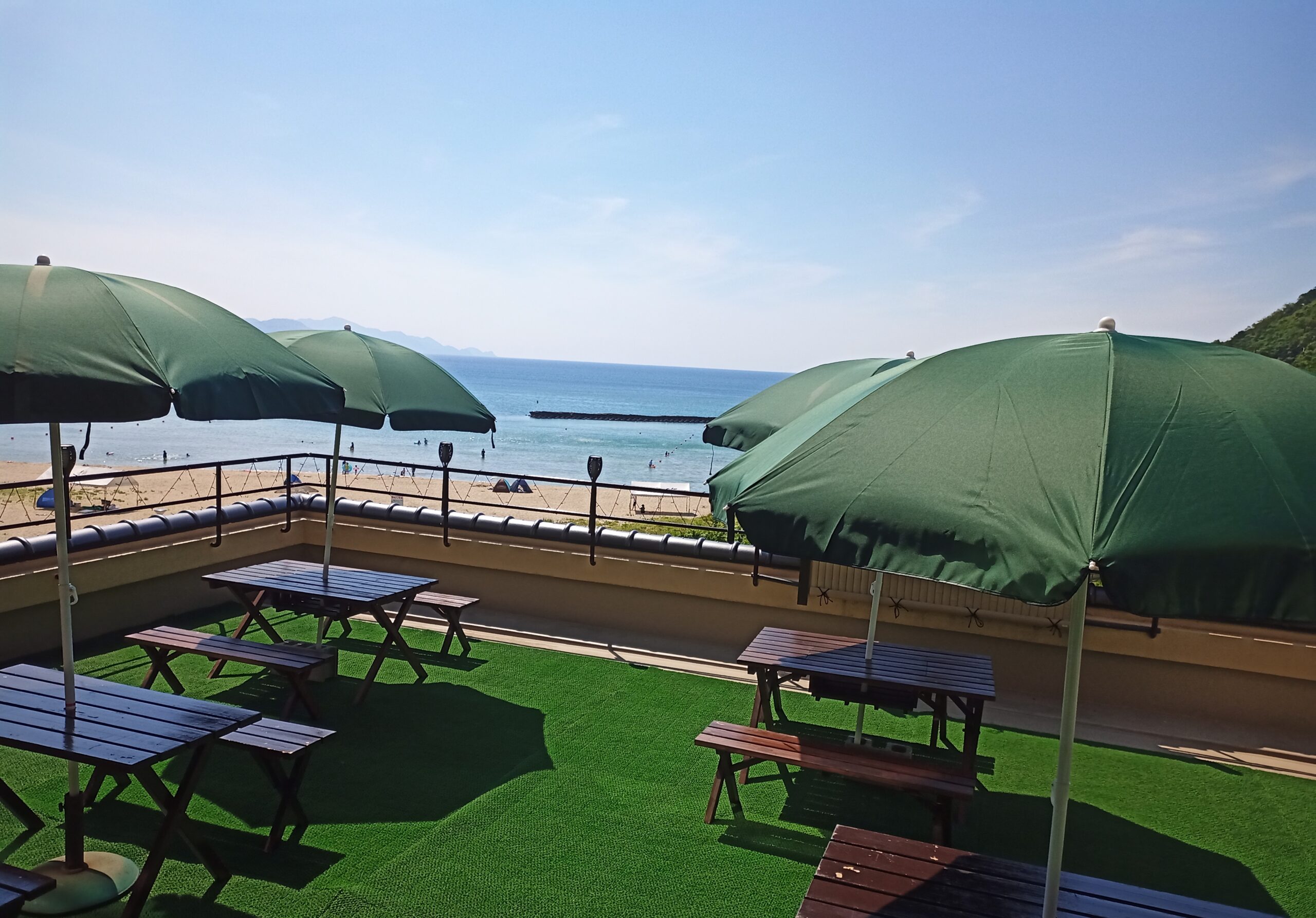 料理旅館夕日ヶ浦のテラスでは海水浴シーズン中軽食メニューをご注文いただけます。